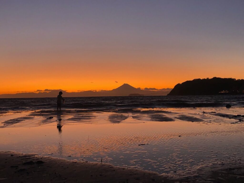 夕焼け　富士山の見える逗子海岸