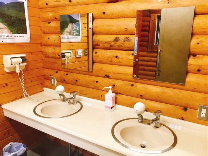 だるま山高原キャンプ場　シャワー室　洗面台