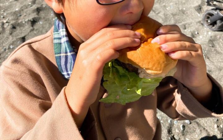 梅沢海岸　二宮海岸　ハンバーガーを食べる